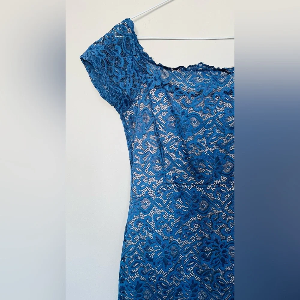 Lace dress - Picture 2 of 7